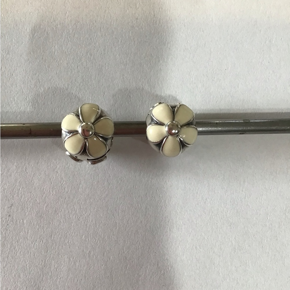 PANDORA DAISY CLIPS